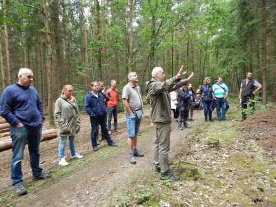 Práci lesníka si přímo v lese vyzkoušeli zástupci města Dobříš a přilehlých obcí