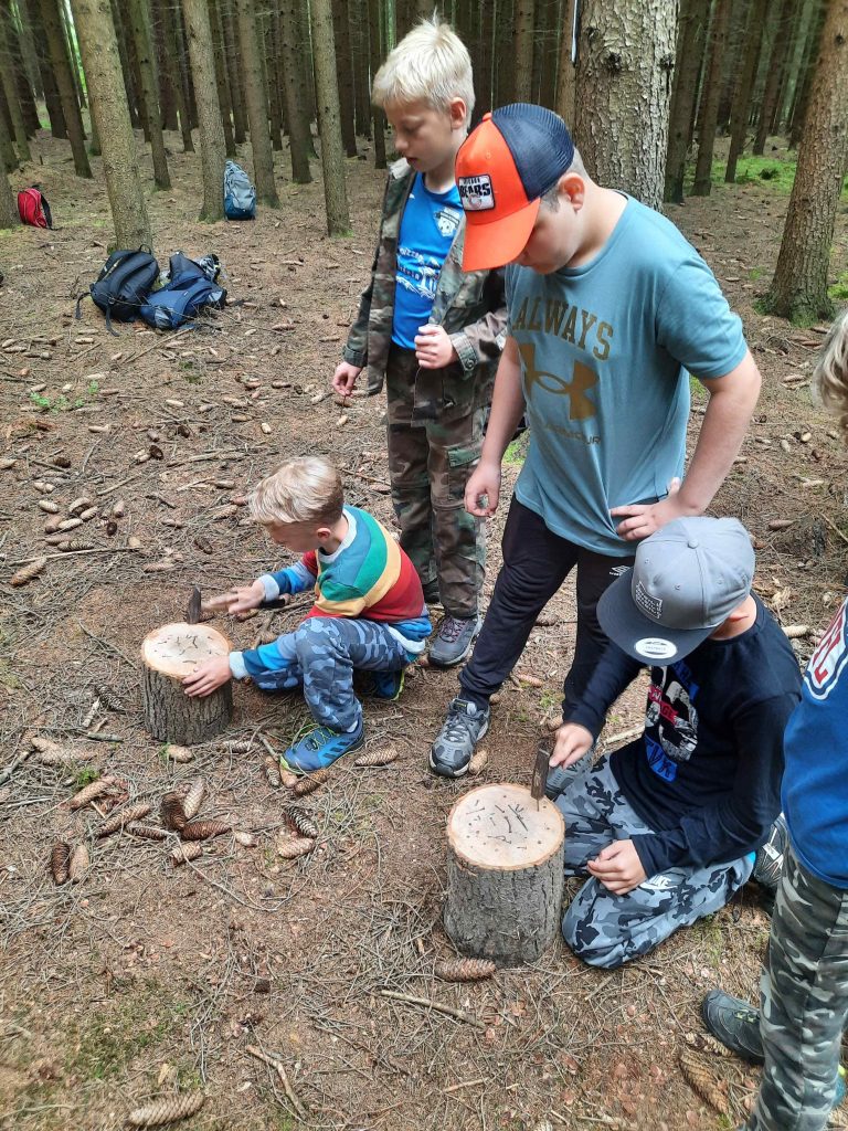 Smrkový les v Českých Libchavách navštívily děti