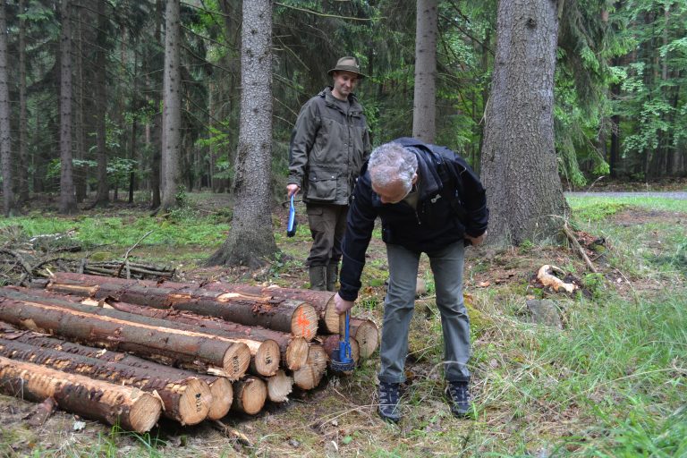 Zástupci města Dobříš a přilehlých obcí si vyzkoušeli práci lesníků přímo v lese