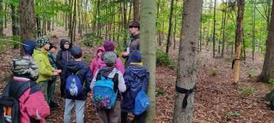 Pod Týčským vrchem se děti vzdělávaly o lese