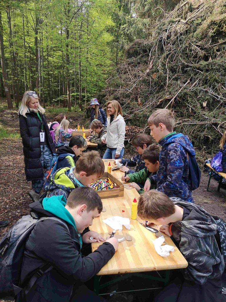 Do lesa s lesníkem: Nezapomenutelná vzdělávací akce pro děti ze ZŠ Hořovice a Komárov